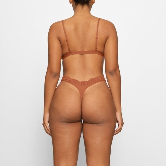 SKIMS Fits Everybody Lace Triangle Bralette Bronze
Style BR-TRI-2682 NWT 4X - Picture 2 of 6